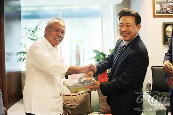 梁穩(wěn)根與印尼公共工程與住房部部長(zhǎng)巴蘇基·哈迪穆爾約諾合影