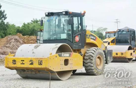 徐工壓路機(jī)在山東施工