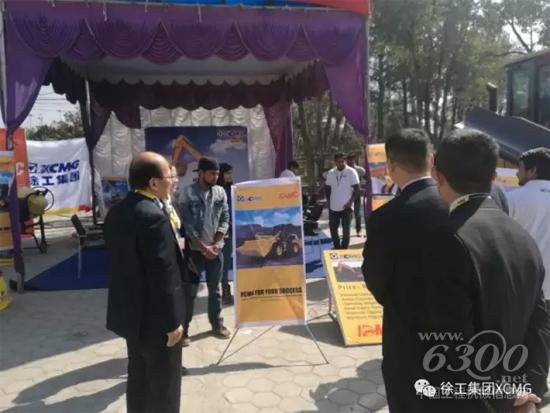 來徐工展區(qū)咨詢、洽談的客戶絡(luò)繹不絕