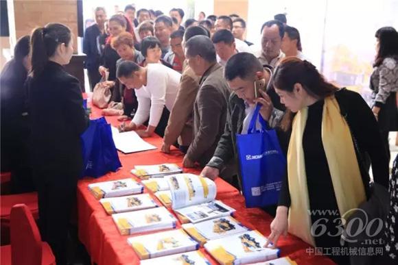 徐工起重機客戶交流會現(xiàn)場人流涌動，熱鬧非凡