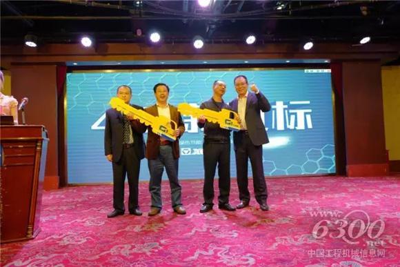 徐工起重機械事業(yè)部領(lǐng)導(dǎo)親自為客戶交接金鑰匙