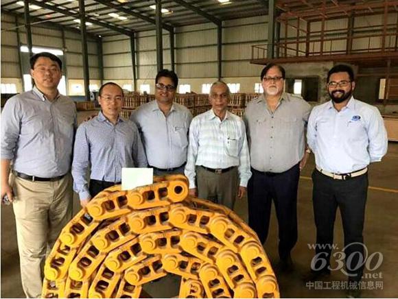 山推對(duì)印度代理公司進(jìn)行走訪調(diào)研，圖為工作人員合影