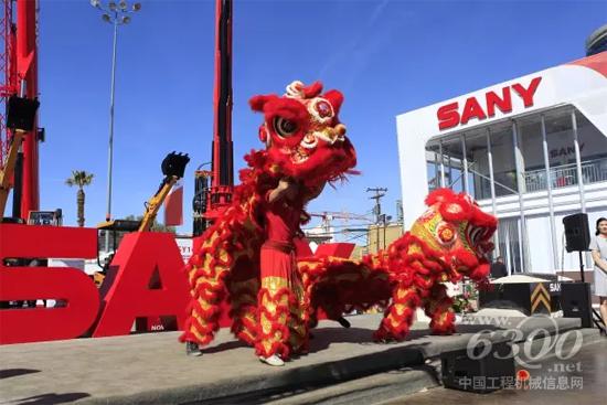 極富中國特色的舞獅表演為三一展臺(tái)開幕增光添彩