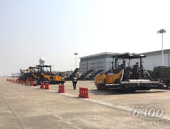 陜建機(jī)械4臺(tái)ABG8620瀝青混凝土<a href=http://product.d1cm.com/liqingtanpuji/ target=_blank>攤鋪機(jī)</a>助力廈門機(jī)場(chǎng)建設(shè)