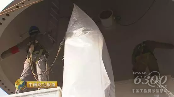 塔筒與底座的對(duì)接，最考驗(yàn)起重機(jī)的精度。