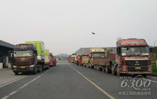 運輸車輛排成長龍，等待中聯(lián)重科烘干機裝車發(fā)往市場
