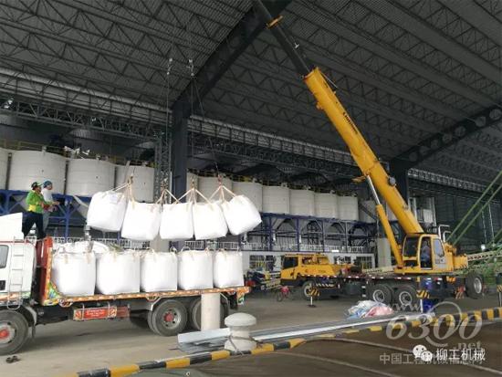 1000Kg大包米采用叉車裝車或用起重機(jī)吊運(yùn)上船
