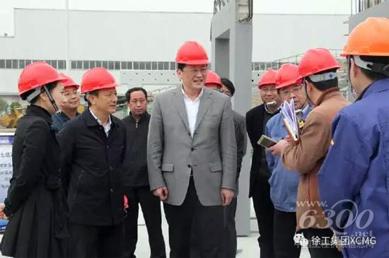 徐州市市委常委、開發(fā)區(qū)黨工委書記王強(qiáng)到徐工現(xiàn)場辦公