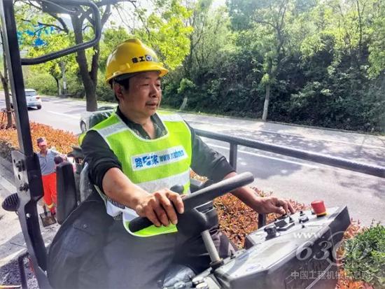 國(guó)省道養(yǎng)護(hù)利器——徐工RP453L攤鋪機(jī)