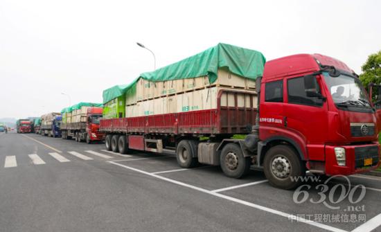 烘干機產(chǎn)品的發(fā)運車輛排成長龍