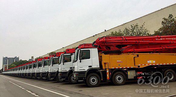 三一重工廠區(qū)道路上停放的工程泵車
