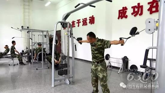為了練就手穩(wěn)，他每天堅(jiān)持鍛煉臂力