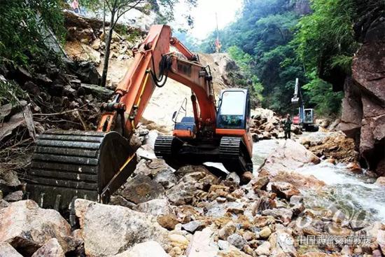 駕駛機(jī)械從河道中穿行