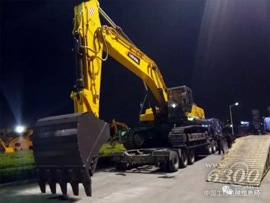 雷沃FR480E挖掘機(jī)交付客戶