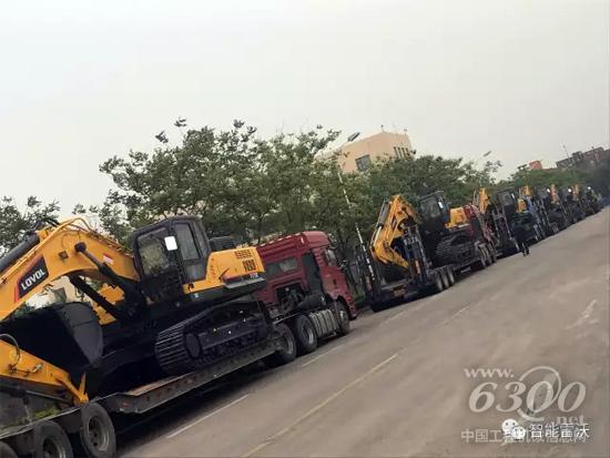 雷沃挖掘機(jī)即將駛離廠區(qū)送至客戶手中
