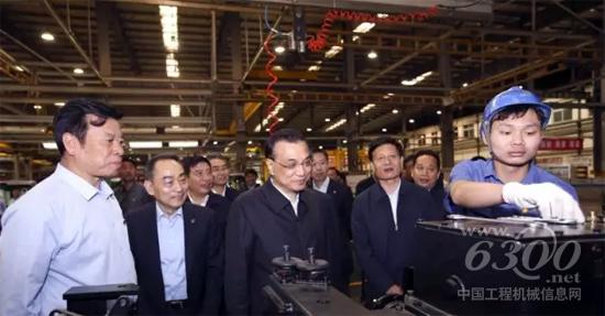 李克強(qiáng)總理考察中聯(lián)重科農(nóng)業(yè)機(jī)械生產(chǎn)情況
