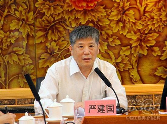 會議由中國工程機械工業(yè)協(xié)會副秘書長嚴(yán)建國主持