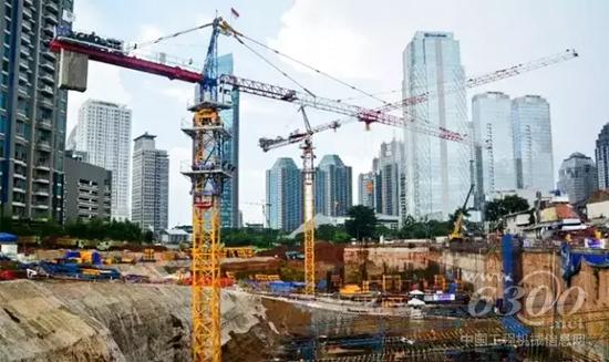 印度尼西亞Senopati路第八區(qū)民用住宅區(qū)施工項目 徐工Q7022和QTZ160B（6516）塔式起重機  