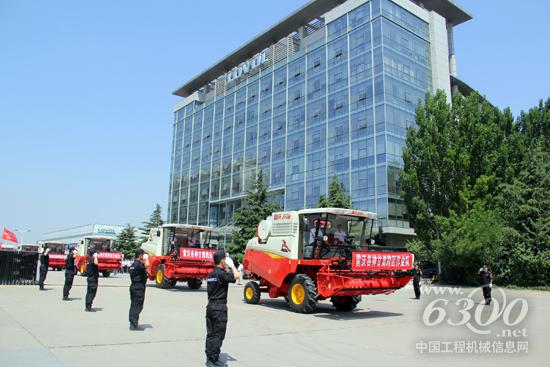 雷沃谷神甘肅用戶(hù)由雷沃重工出發(fā)奔赴麥?zhǔn)找痪€