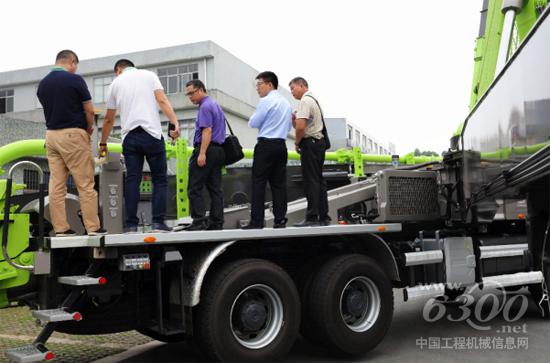 客戶親自登上中聯(lián)重科4.0設備觀摩體驗