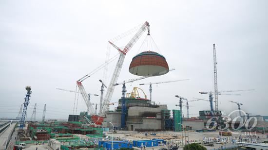 中聯(lián)重科3200噸履帶式起重機(jī)正在吊裝“華龍一號”穹頂