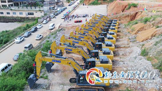 徐工XE470D大型挖掘機設(shè)備交接儀式