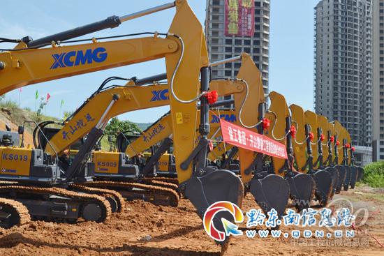 徐工XE470D大型挖掘機設(shè)備交接儀式