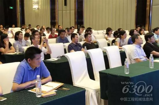 山東臨工總裁于孟生會(huì)認(rèn)真傾聽專家授課