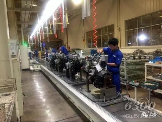 多缸機廠總裝二線正在生產(chǎn)國五柴油機