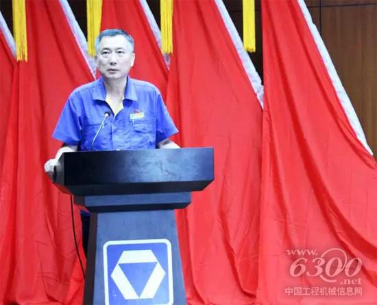 徐工集團(tuán)總經(jīng)理助理、徐工汽車事業(yè)部總經(jīng)理、黨委書記羅東海發(fā)表重要講話