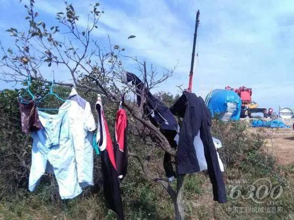 小歐常年出差，有時(shí)候衣服在賓館洗了沒(méi)法干，他就拿到工地去曬