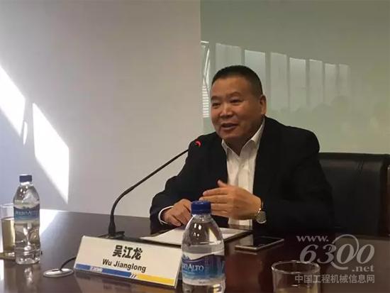 吳總鼓勵徐工巴西全體干部員工扎根巴西，承擔(dān)起徐工國際化的重要支點作用