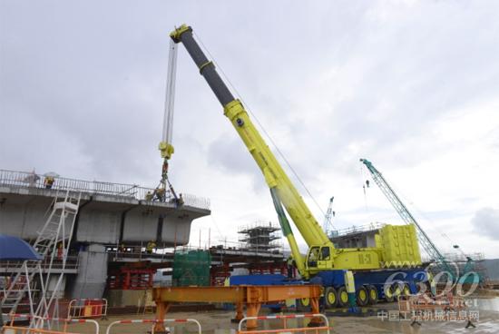 正在助建港珠澳大橋的QAY500大噸位起重機(jī)