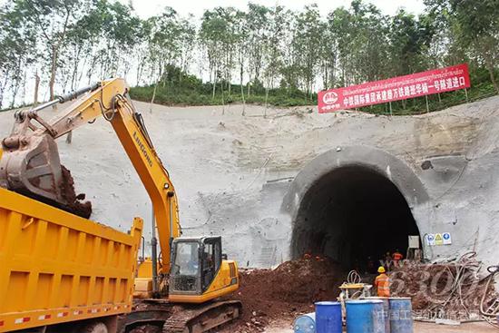 柳工設(shè)備巡檢隊(duì)冒雨檢修 力挺中老鐵路建設(shè)