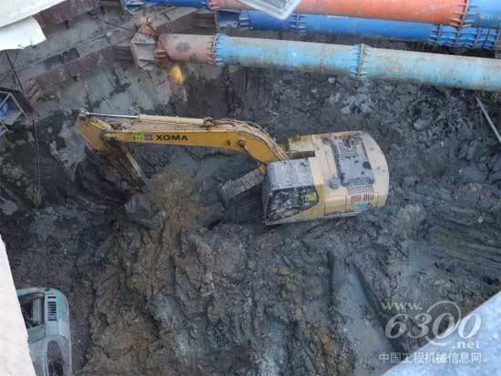 廈工挖掘機在廈門地鐵二號線項目工地施工作業(yè)