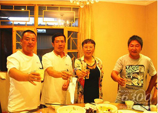 玉溪眾鑫總經理譚萍與三位冠軍一起舉杯