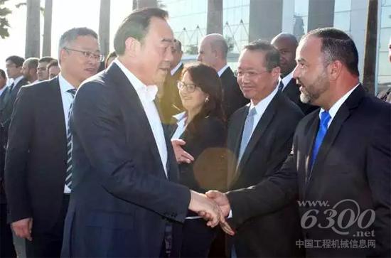 周鐵根市長(zhǎng)一行受到徐工集團(tuán)中巴員工的熱烈歡迎，周鐵根市長(zhǎng)和大家親切握手交談并合影留念