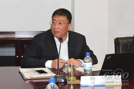 徐工機(jī)械總裁、黨委副書記陸川向周市長(zhǎng)匯報(bào)徐工經(jīng)營(yíng)總體情況