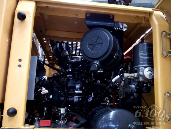 德工686輪式挖掘機(jī)發(fā)動機(jī)