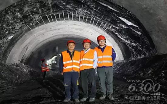 徐工基礎(chǔ)售后服務(wù)人員宋任忠(左)、孟游(右)在南北高速公路隧道建設(shè)工地