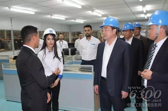 周鐵根市長勉勵徐工巴西外籍員工：要努力工作，用實際行動來回饋徐工，有機會歡迎大家去徐州學習交流！