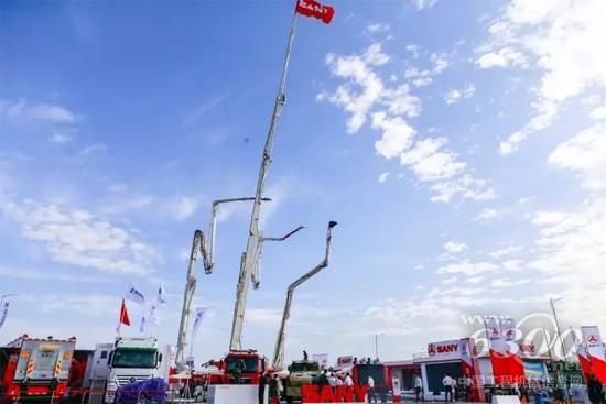 三一大跨度舉高噴射消防車(chē)霸占展區(qū)上空