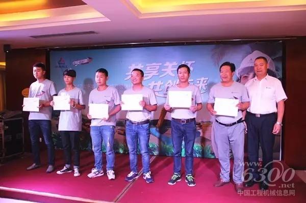 山東臨工營(yíng)銷公司常務(wù)副總唐俊斌為學(xué)員頒發(fā)北京展邀請(qǐng)函
