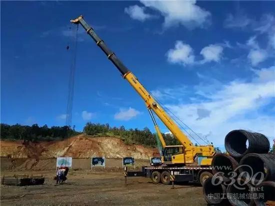 印尼金川鎳鐵項(xiàng)目，徐工起重機(jī)吊裝鋼材