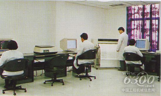 建機(jī)院科研人員正在SGI計(jì)算機(jī)工作站上進(jìn)行設(shè)計(jì)與研究