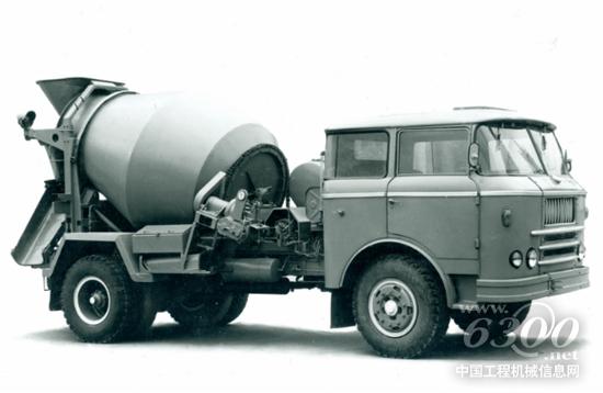 1966年，由建機(jī)院設(shè)計(jì)、上海華東建筑機(jī)械廠制造的混凝土攪拌運(yùn)輸車