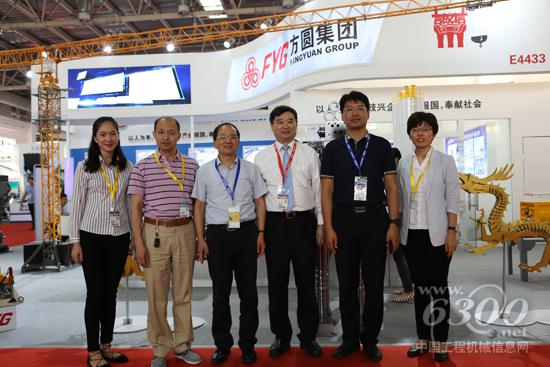 中國工程機(jī)械工業(yè)協(xié)會、常務(wù)副會長兼秘書長蘇子孟來到方圓集團(tuán)展位