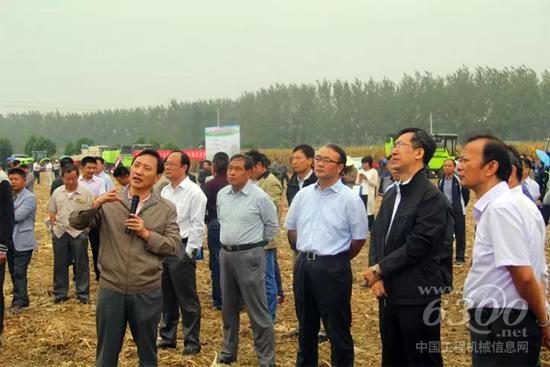 農(nóng)業(yè)部農(nóng)機(jī)化司、中國農(nóng)機(jī)化協(xié)會、安徽省農(nóng)機(jī)局及玉麥豆專家組領(lǐng)導(dǎo)、教授、專家親臨現(xiàn)場