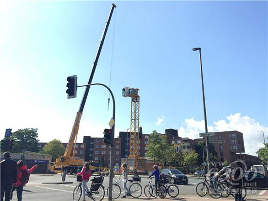 徐工XCA100_E進行塔機司機室和平衡臂安裝—德國Münster Kinderhaus