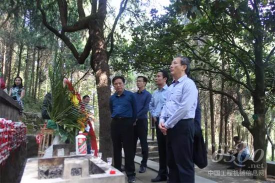 王民董事長(zhǎng)向?qū)④娔咕传I(xiàn)了花籃和茅臺(tái)酒